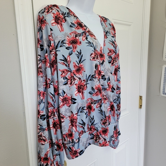 Lot Pair Of 2 Venus Long Sleeve Blouses V Neck Floral Geometric Print Medium - Picture 3 of 9